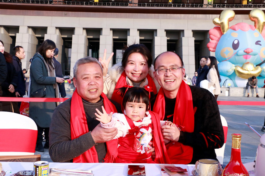 老老少少同歡笑。天府新區融媒體中心供圖