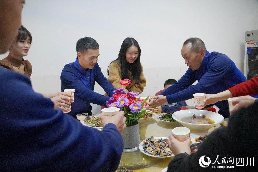 李明挺和妻子熊一檔一起吃團圓飯共度佳節。曾平攝