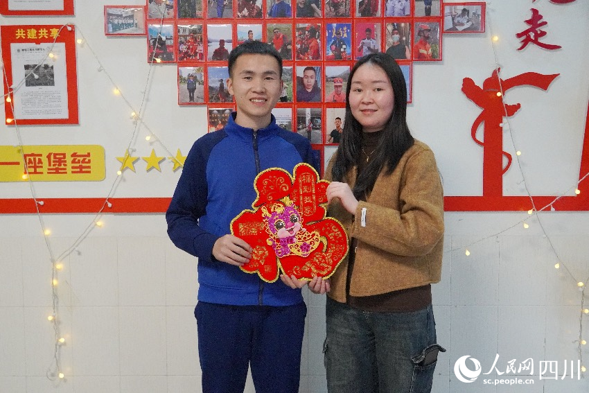 2月9日，李明挺與熊一檔在單位合照。曾平攝