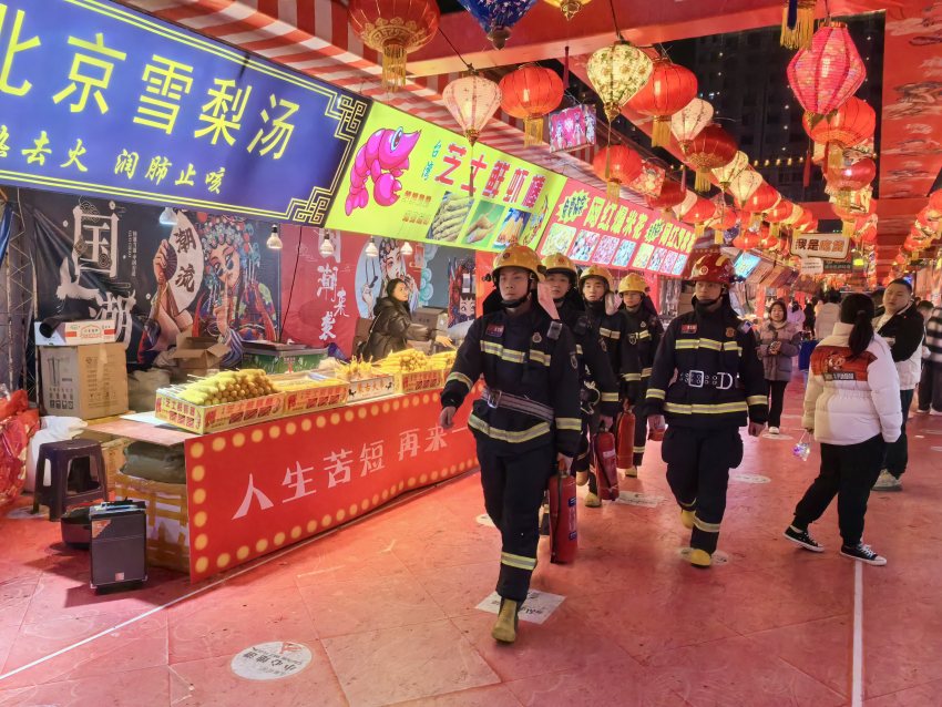 達州市消防救援支隊消防員在中心廣場展銷會開展消防安全巡查工作。四川消防救援總隊供圖