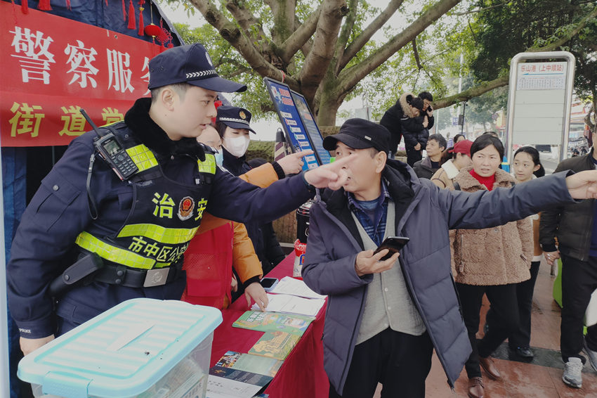 “警察服務崗”執勤民警為群眾服務。樂山公安供圖