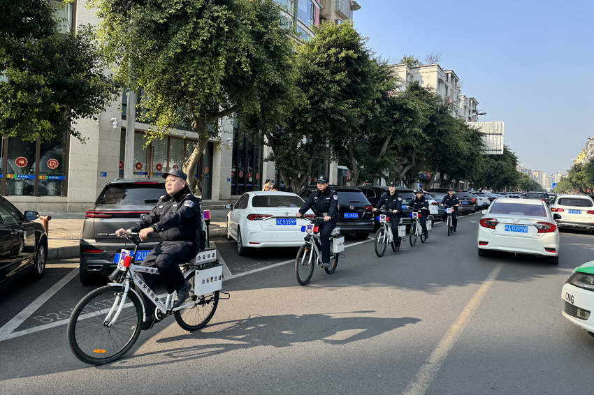 節假日期間，樂山市公安局市中區分局警察“輕騎巡防隊”在街面巡邏。樂山公安供圖
