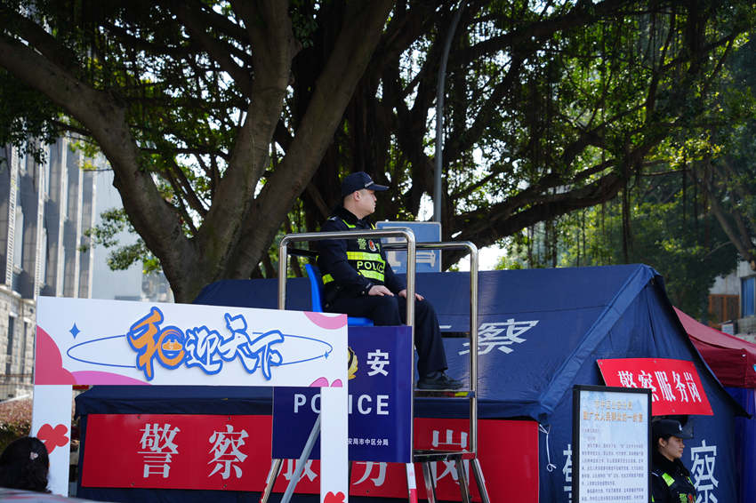 節假日期間，樂山市公安局市中區分局在張公橋美食街設置了“警察瞭望哨”。樂山公安供圖