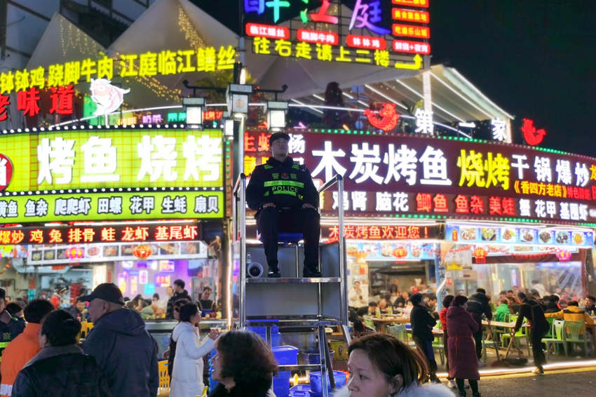 節假日期間，樂山市公安局市中區分局在張公橋美食街設置了“警察瞭望哨”。樂山公安供圖