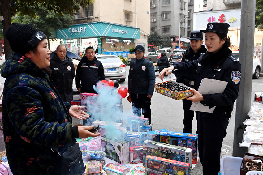 樂山市中區通江社區，樂山市公安局市中區分局通江前哨警務站站長郭小艾帶領“平安守望者聯盟”成員在進行節前安全檢查。樂山公安供圖