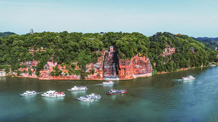 游客在游船上觀樂山大佛。大佛景區管理局供圖