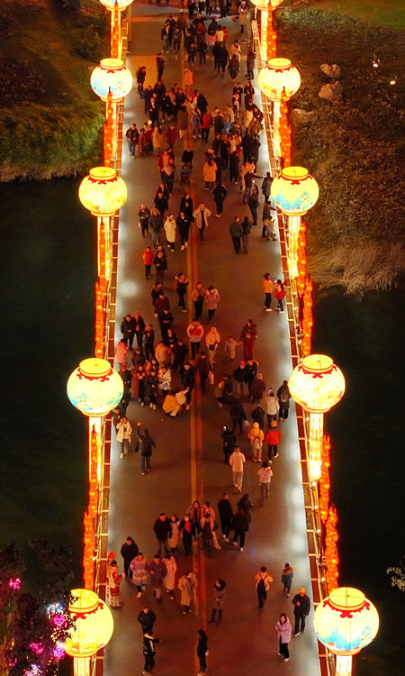 航拍游人觀燈。主辦方供圖