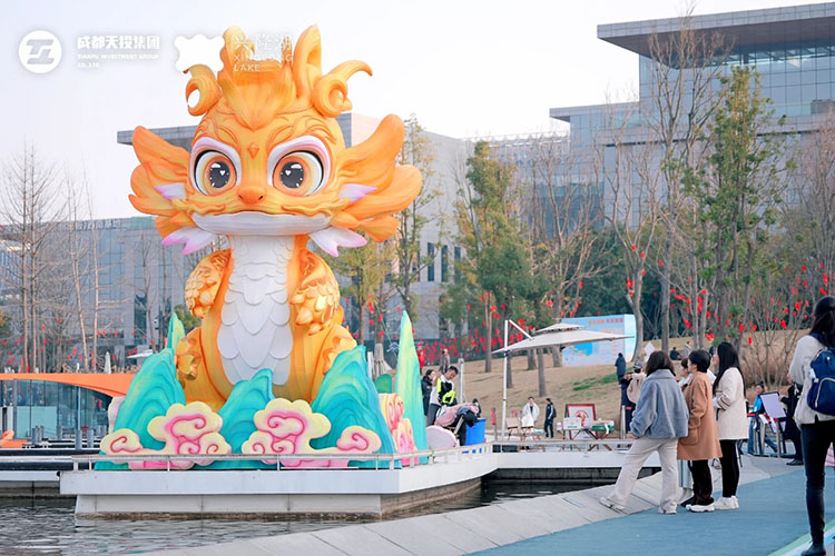 興隆湖游客中心碼頭的超大萌物。天府新區融媒體中心供圖