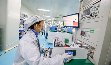    自貢新產業 春節新風景      新春開局“加速度”。眼前所見，一大批次第展開的大項目、好項目，為自貢高質量發展進一步夯基壘臺、立柱架梁，打開更加廣闊的發展空間。這些項目圍繞產業鏈延鏈、補鏈、強鏈，為自貢產業提檔升級指引新方向、提供新動能?！驹敿殹?   