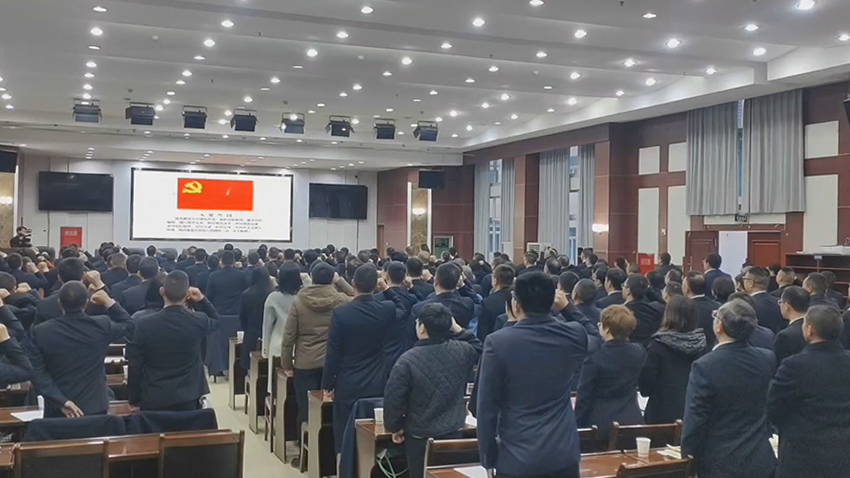 全體黨員重溫入黨誓詞。萬源市融媒體中心供圖
