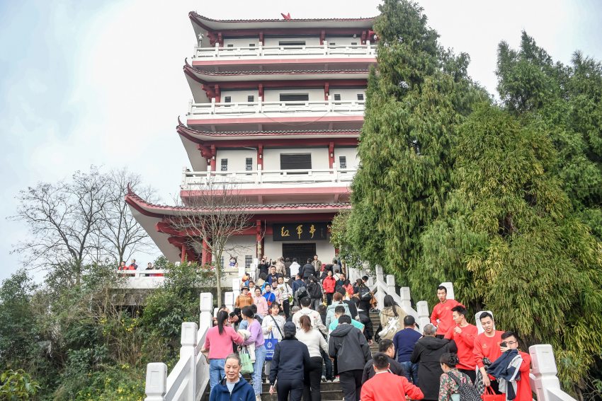 登高的市民。達州日報社供圖