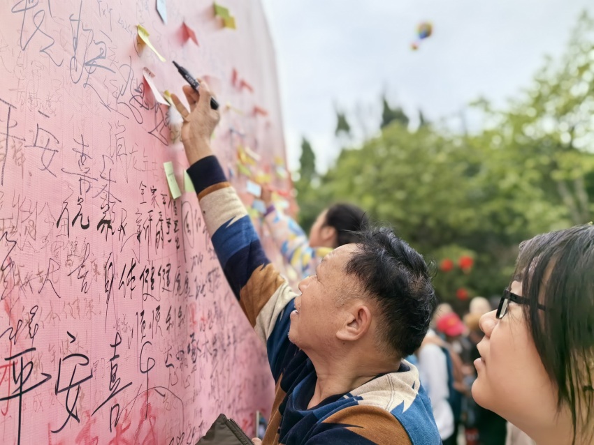 新愿墻吸引登高市民打卡。達州日報社供圖