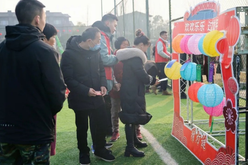 比賽現場為群眾設置的趣味游戲。天府新區煎茶街道供圖