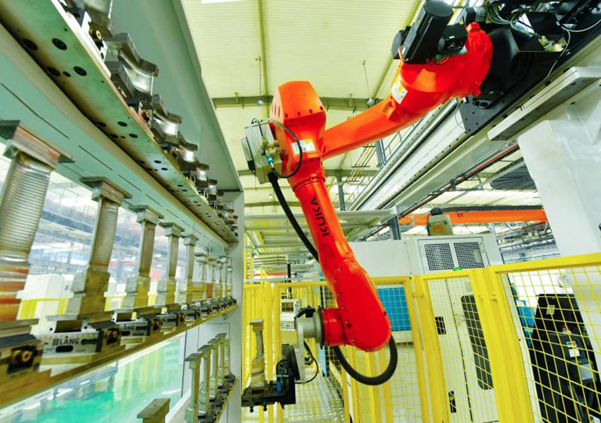 國內首個葉片加工無人車間及首條“黑燈產線”。東方汽輪機供圖