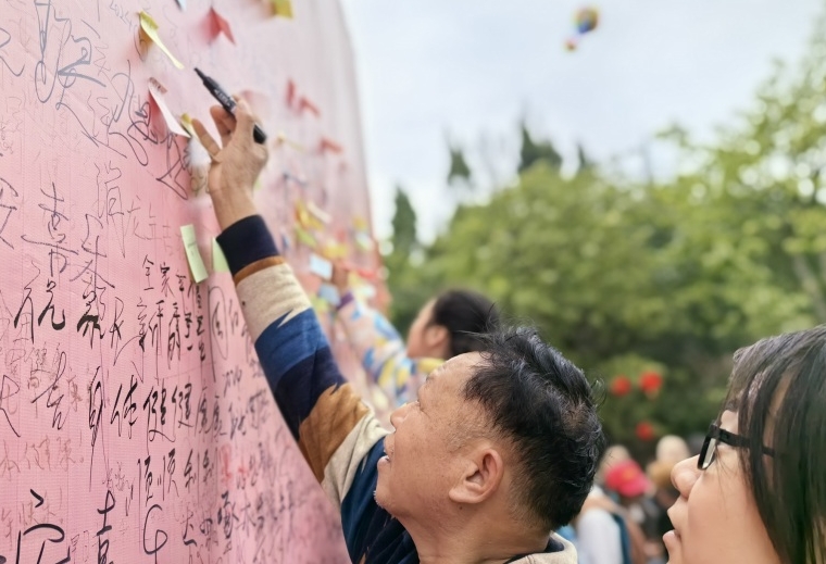    達州市民“元九登高” 祈福新年      2月18日，農歷正月初九，四川達州的“元九登高節”，數萬達州人啟程，向著鳳凰山、火烽山等山頂進發，去登高望遠?！驹敿殹?   