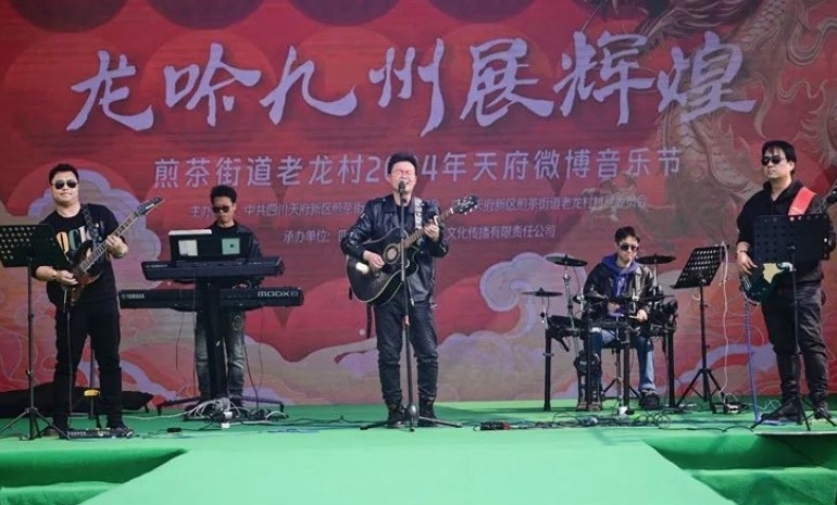    新春走基層 | 村歌大賽讓村里年味十足       近期，“‘音微有你’天府新區和美鄉村村歌大賽（第一季）”在四川天府新區煎茶街道天府微博村舉行。來自成都周邊的上萬名群眾齊聚，唱悠揚村歌，觀絢麗非遺，玩新春游戲，品特色美食，將這個春節過得熱熱鬧鬧、紅紅火火?！驹敿殹?   