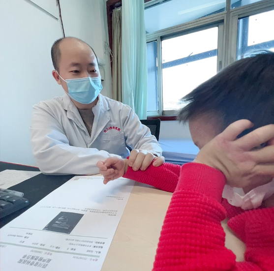 醫生在給患者診治。四川省骨科醫院供圖