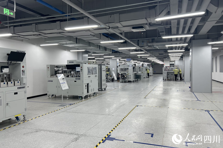 長川科技集成電路封測設備研發制造基地生產車間。人民網 趙祖樂攝