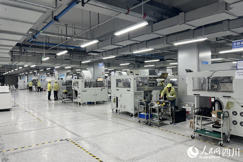 長川科技集成電路封測設備研發制造基地生產車間。人民網 趙祖樂攝