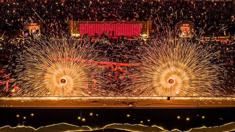 資料圖：打鐵花。天府新區融媒體中心供圖