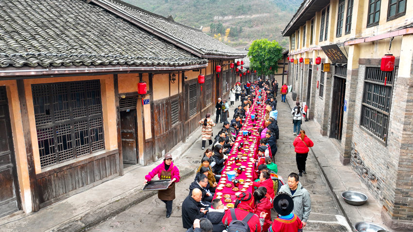 共品百家宴，共慶元宵節。支力攝