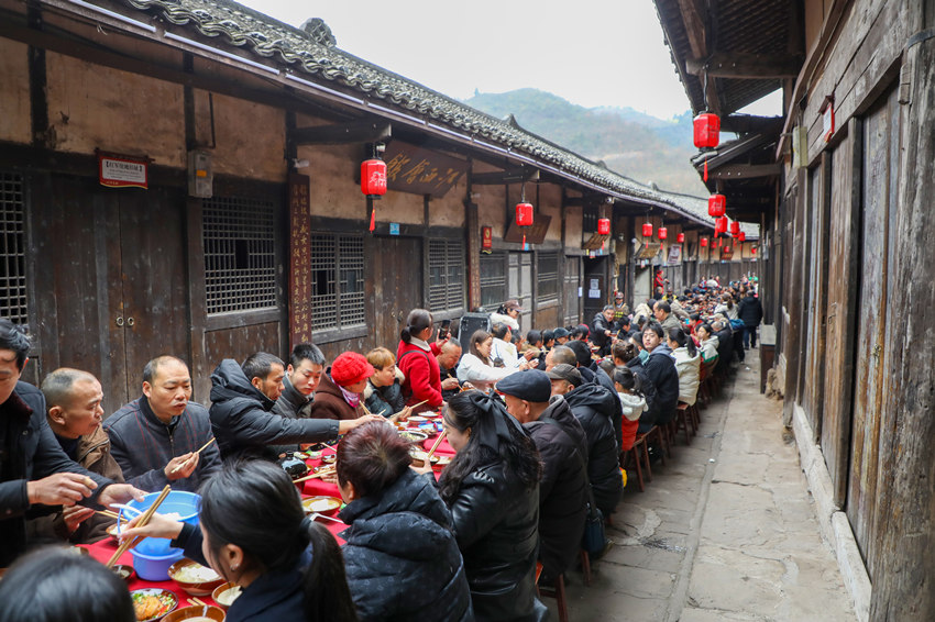 共品百家宴，共慶元宵節。支力攝