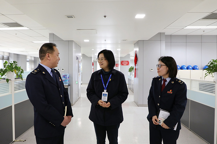 德陽稅務部門工作人員與全國人大代表曹天蘭共話稅收發展。四川省稅務局供圖