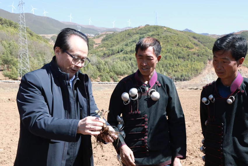 耿福能（左）在鄉村調研。受訪者供圖