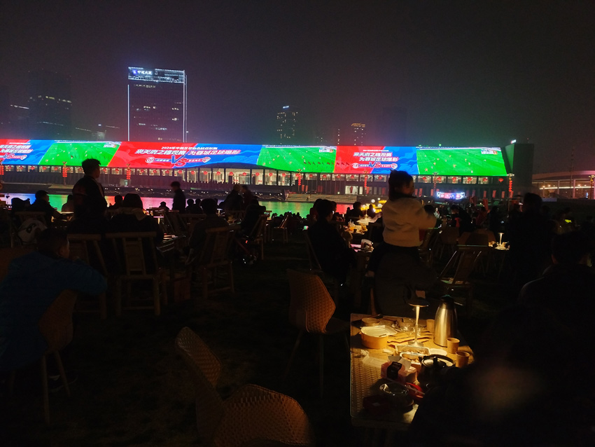 球迷等待開賽。人民網記者 劉海天攝