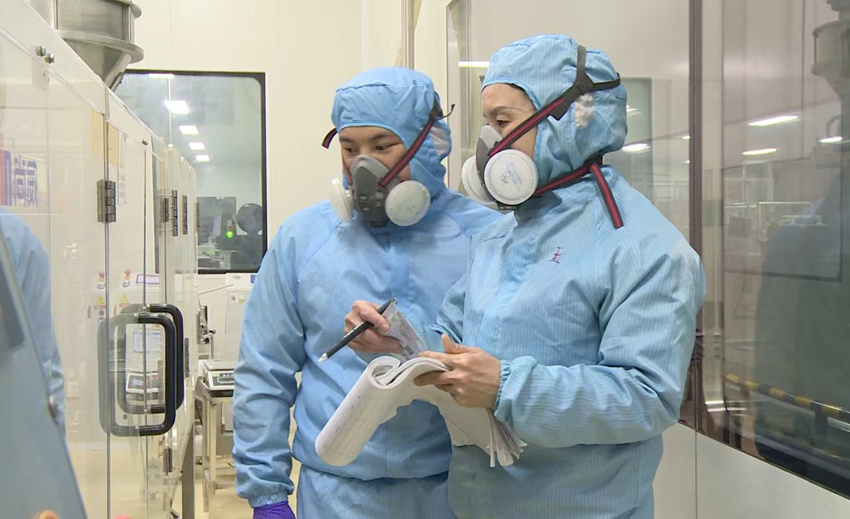 工作中的李玉梅（右）。陳莉萍攝