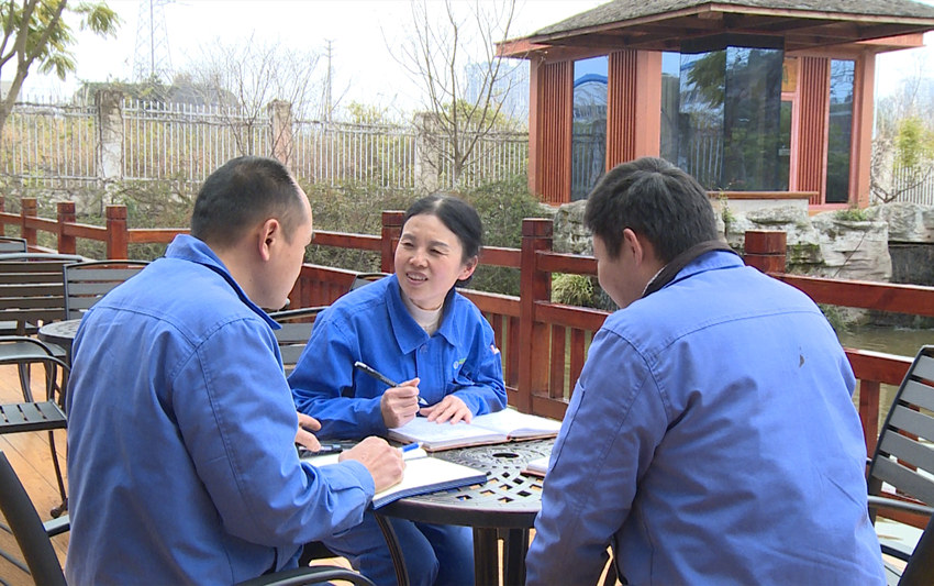 李玉梅（中）與同事商討建議，聆聽其心聲。陳莉萍攝