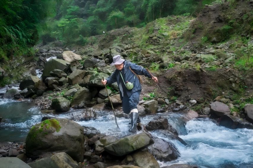 護林員正在開展巡護工作。成都市公園城市局供圖