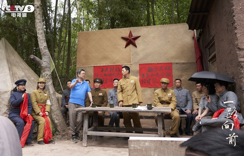 拍攝期間，導演習辛給演員講戲。劇組提供