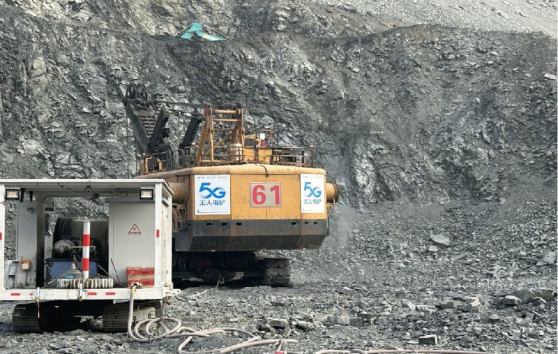 5G無人電鏟作業。四川移動供圖