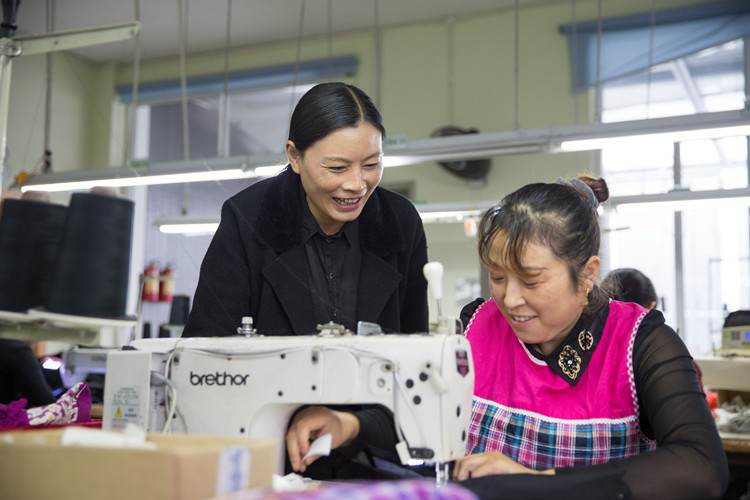 正在與村民交流的全國人大代表、岷江村黨委書記陶勛花。四川省稅務局供圖