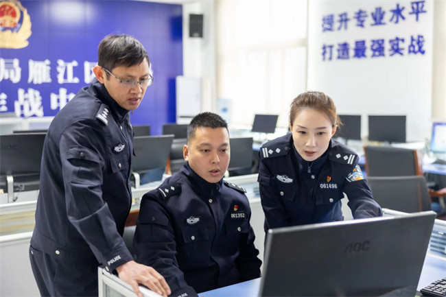 資陽市公安局雁江區分局刑事偵查大隊教導員、一級警長蕭軼，奮戰在刑偵第一線。圖片來源：資陽市公安局
