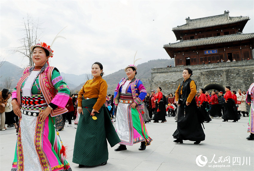 富有特色的民族舞蹈。胡宇攝