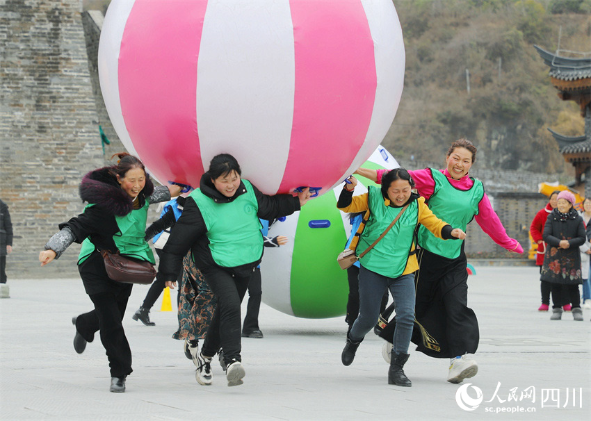 趣味團建活動。胡宇攝