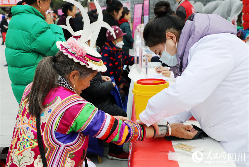 為群眾義診。胡宇攝