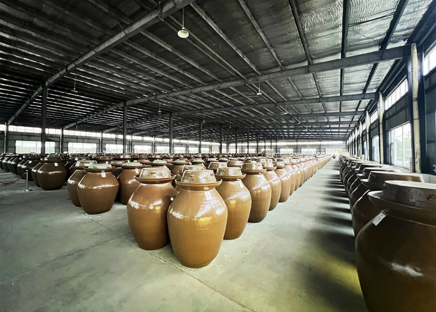 四川老壇子食品有限公司生產車間內，上千個泡菜壇整齊排列。人民網 趙祖樂攝