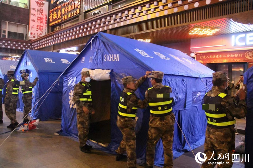 搭建帳篷。甘立偉攝