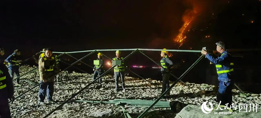搭建帳篷。甘立偉攝