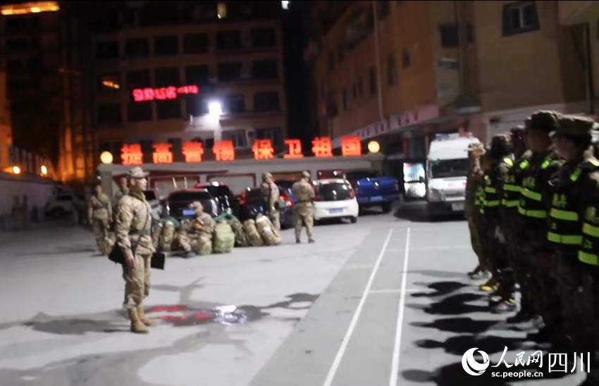 官兵民兵集結出動。甘立偉攝