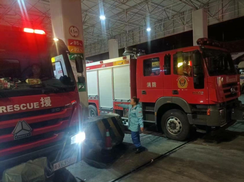 救援車輛正在中石油跑馬山加油站現場加油。三蘭拉姆攝