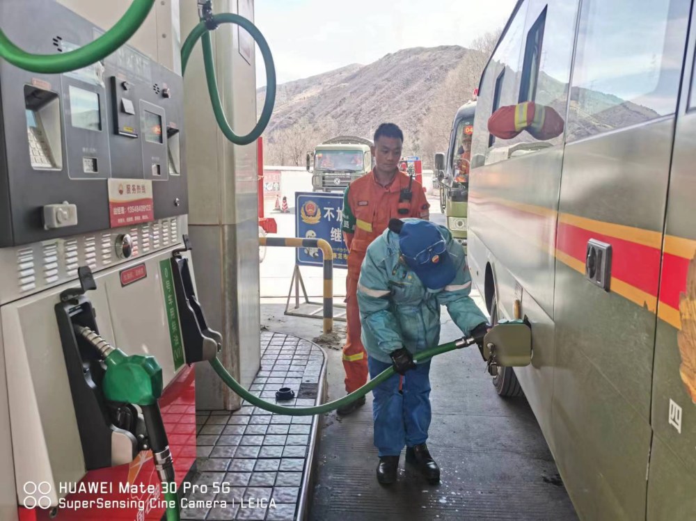 加油站工作人員為救援車輛加油。中國石油四川銷售公司供圖