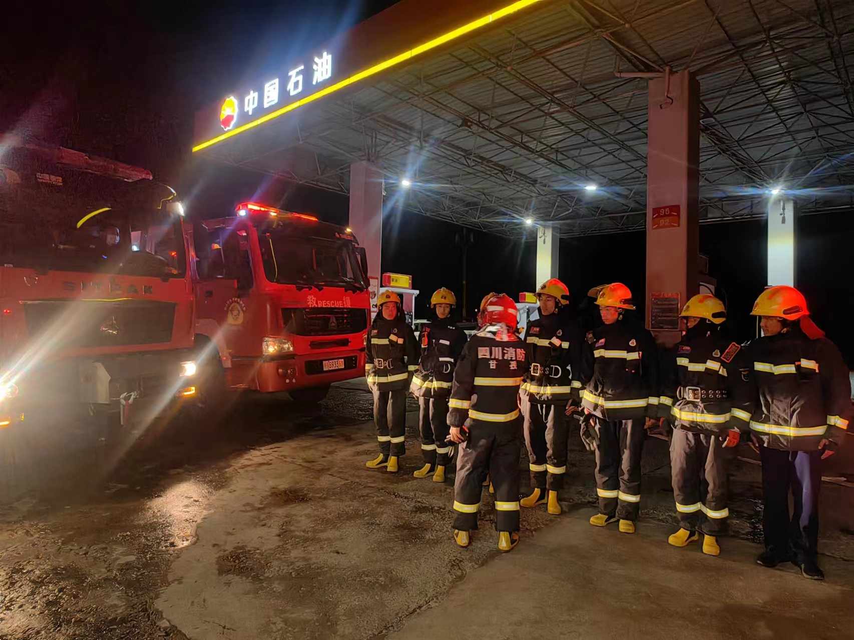 消防員現場待命。中國石油四川銷售公司供圖