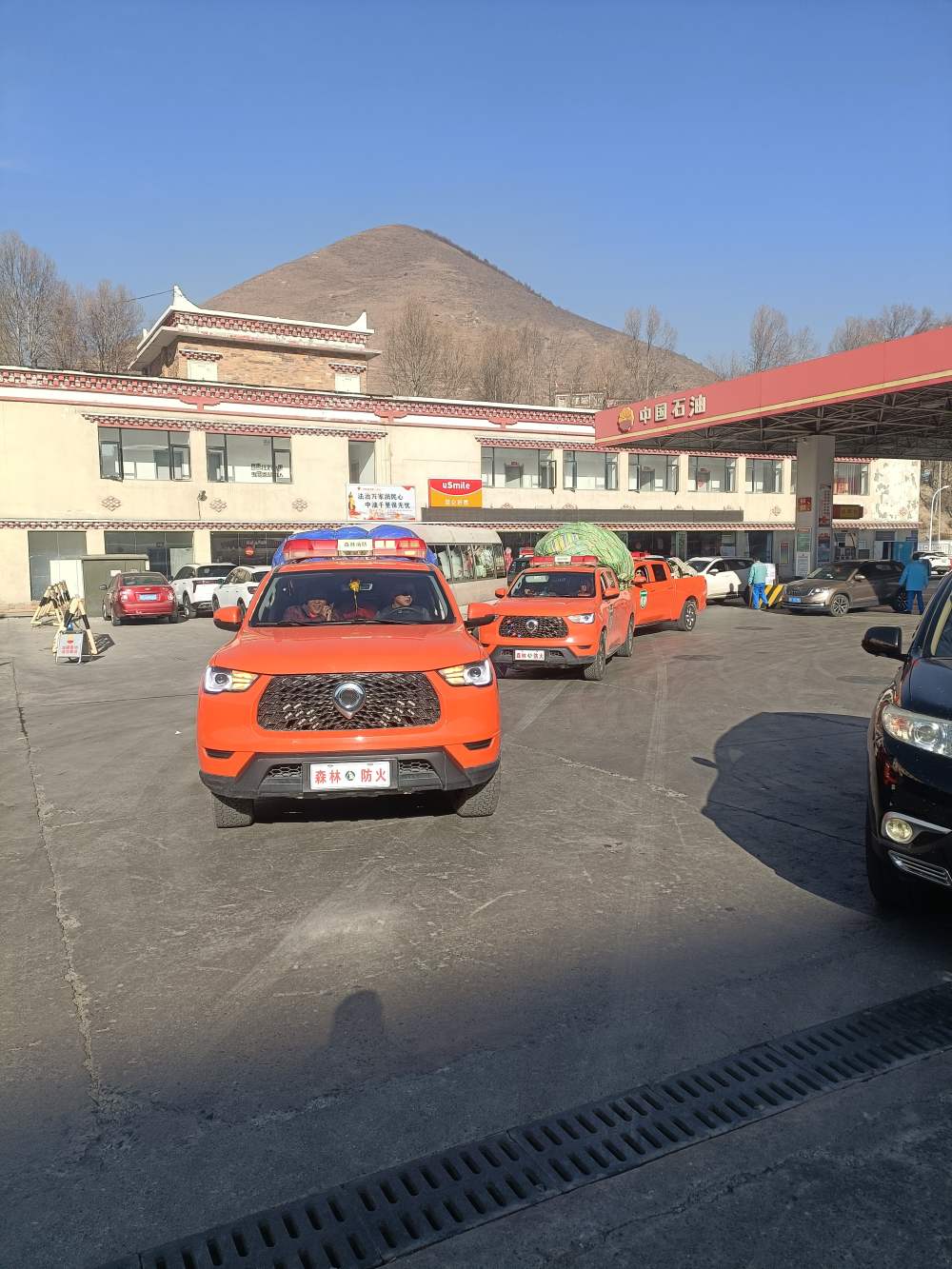 應急救援車輛出發。中國石油四川銷售公司供圖