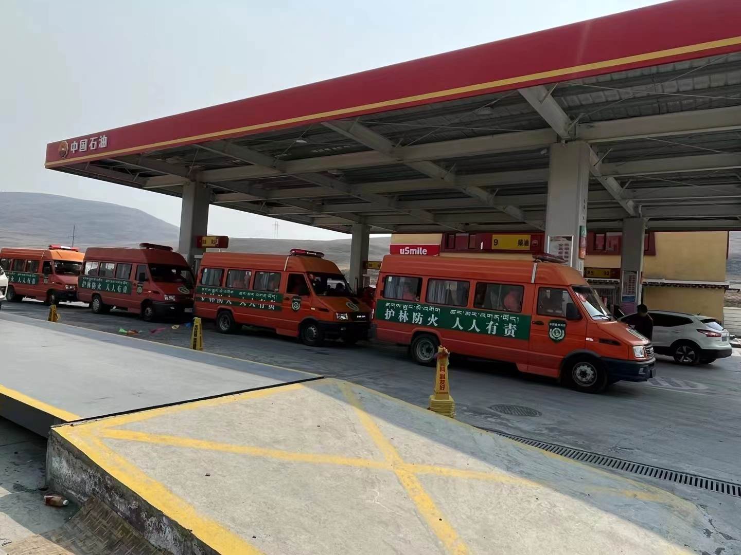 應急救援車輛排隊加油。中國石油四川銷售公司供圖