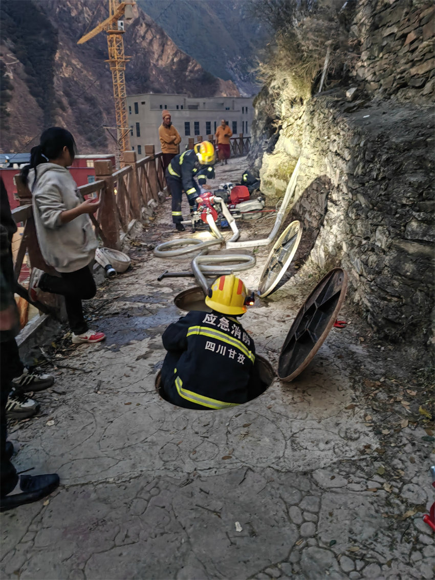 3月16日晚，四川省消防救援總隊指戰員使用市政消火栓為前方供水。四川省消防救援總隊供圖