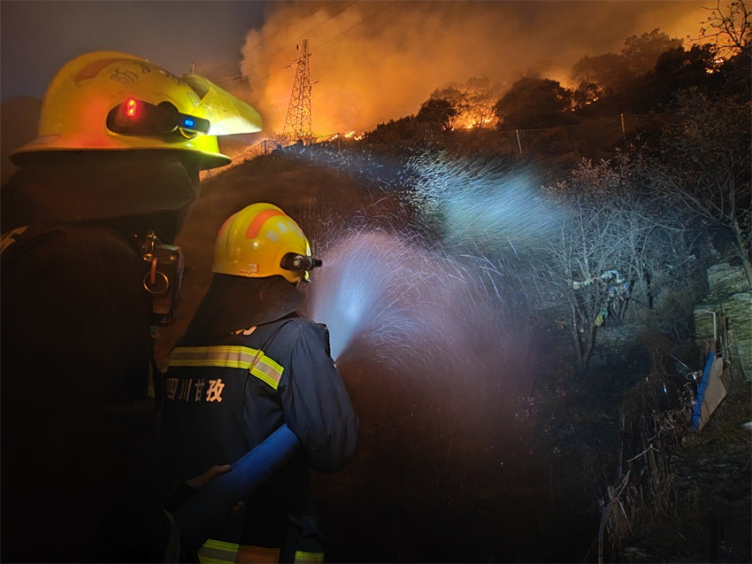 3月16日晚，四川省消防救援總隊指戰員阻擊下山火。四川省消防救援總隊供圖